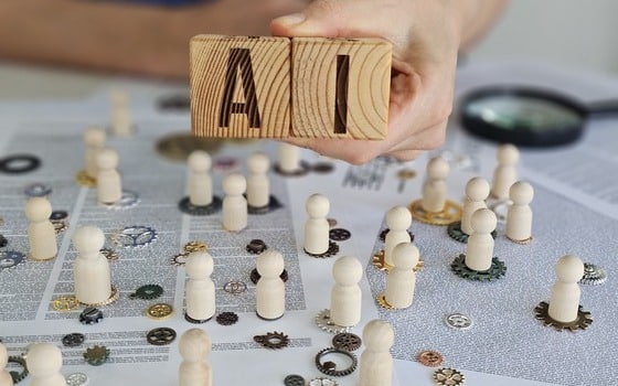 concepto-de-ia-entre-figuras-en-miniatura-y-engranajes